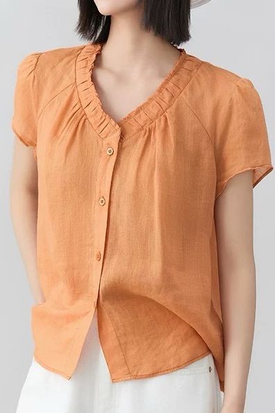 Casual V-neck gathered loose shirt.