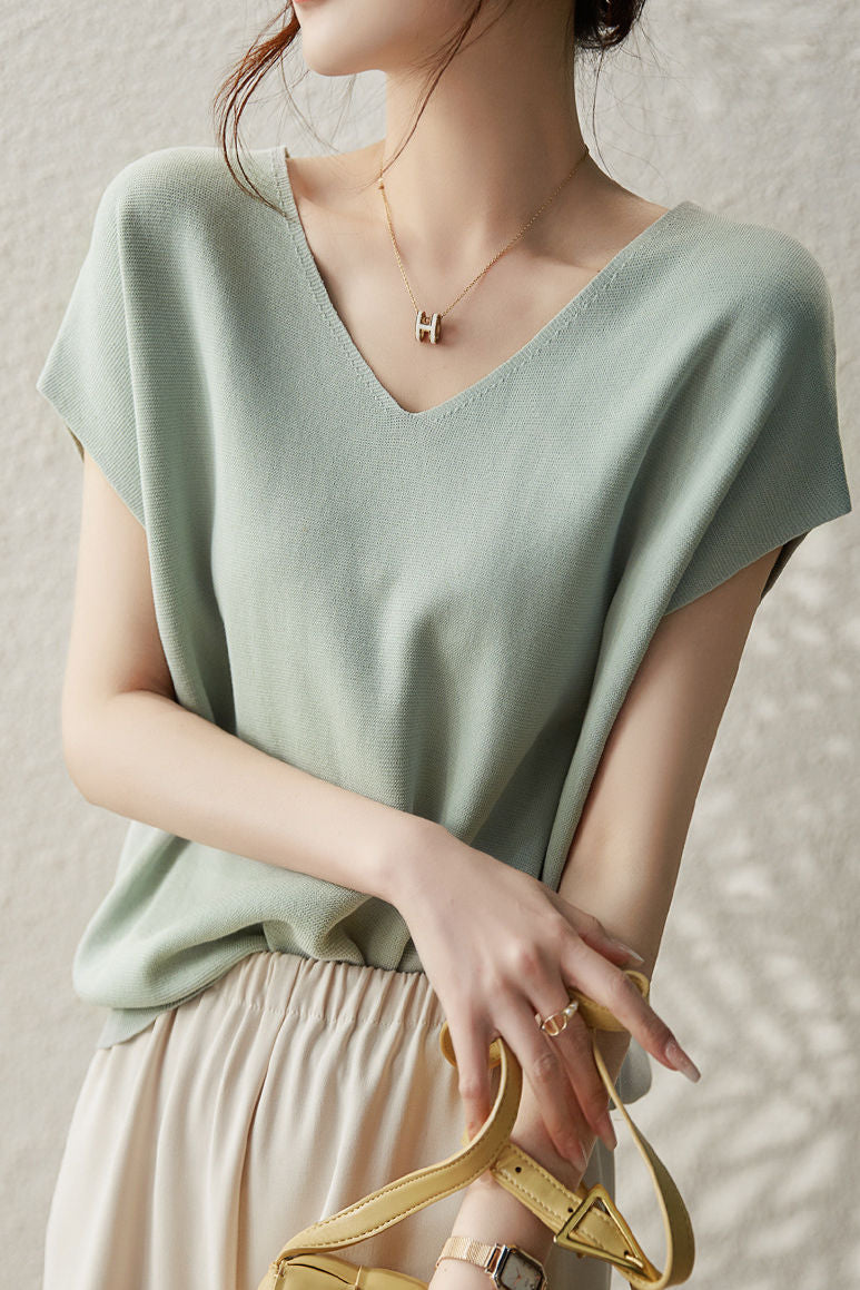 Solid Colored V-neck Knitted T-shirt