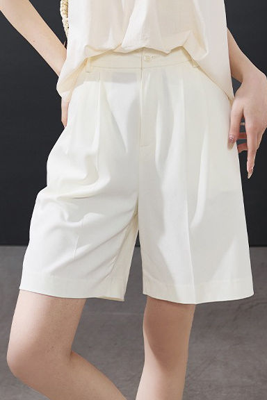 Casual straight-fit shorts suitable for office wear