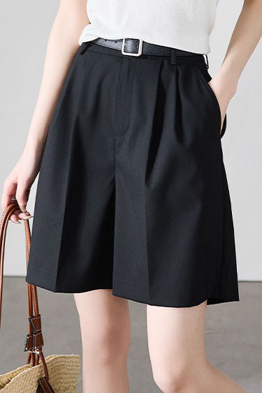 Casual straight-fit shorts suitable for office wear