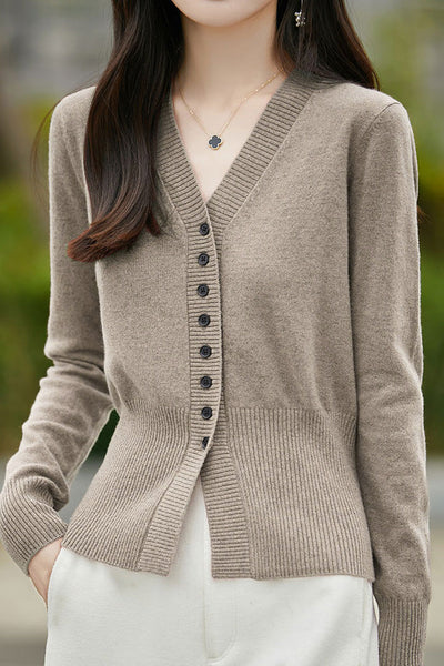 Early autumn gentle V-neck knit cardigan