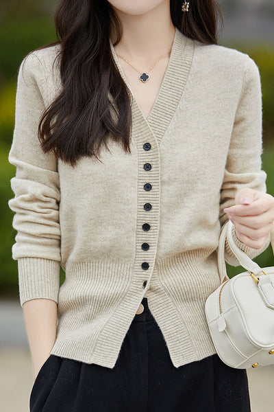 Early autumn gentle V-neck knit cardigan