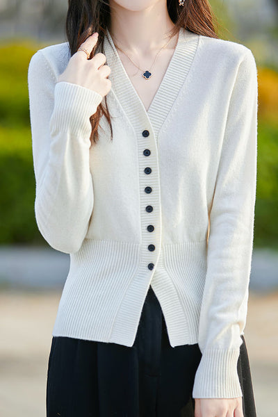 Early autumn gentle V-neck knit cardigan