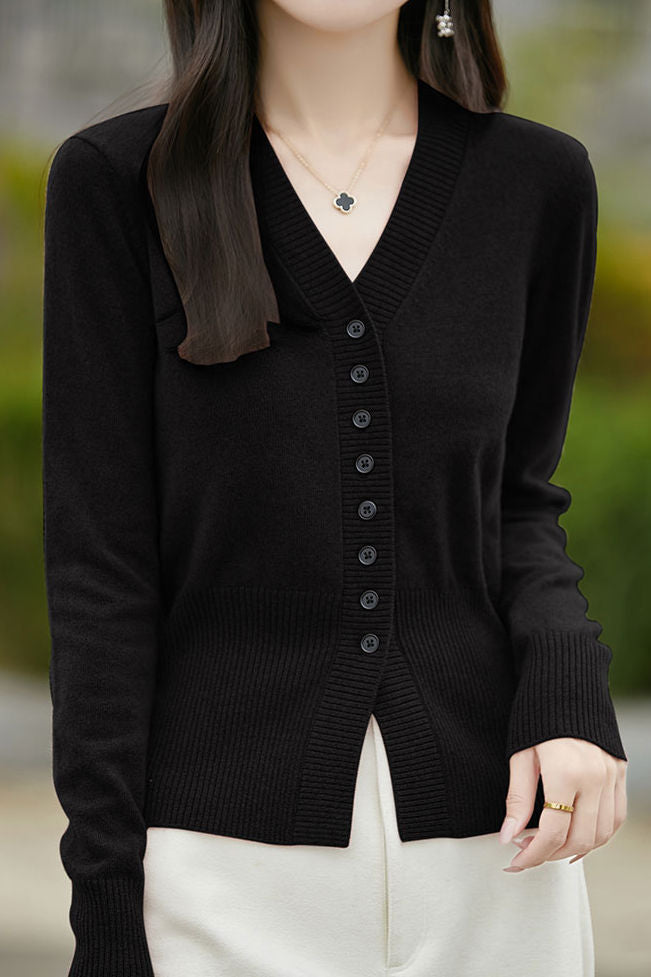 Early autumn gentle V-neck knit cardigan