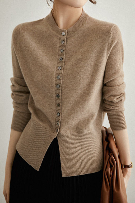 Early autumn fashionable and gentle long-sleeve sweater