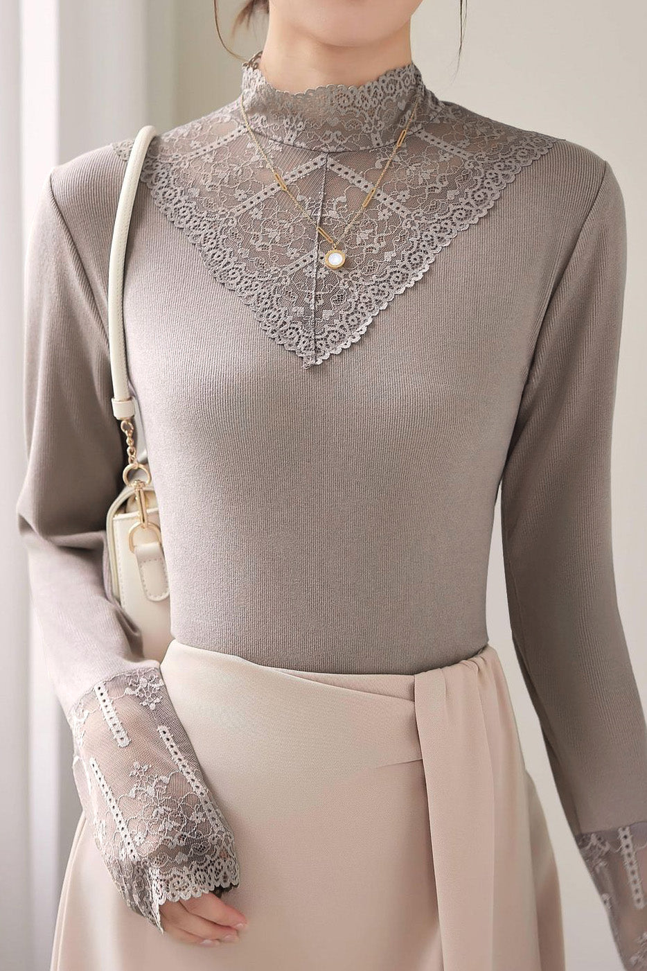 Exquisite Versatile Lace Long-Sleeve Undershirt