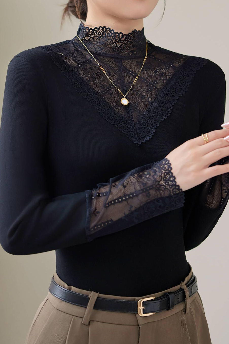 Exquisite Versatile Lace Long-Sleeve Undershirt