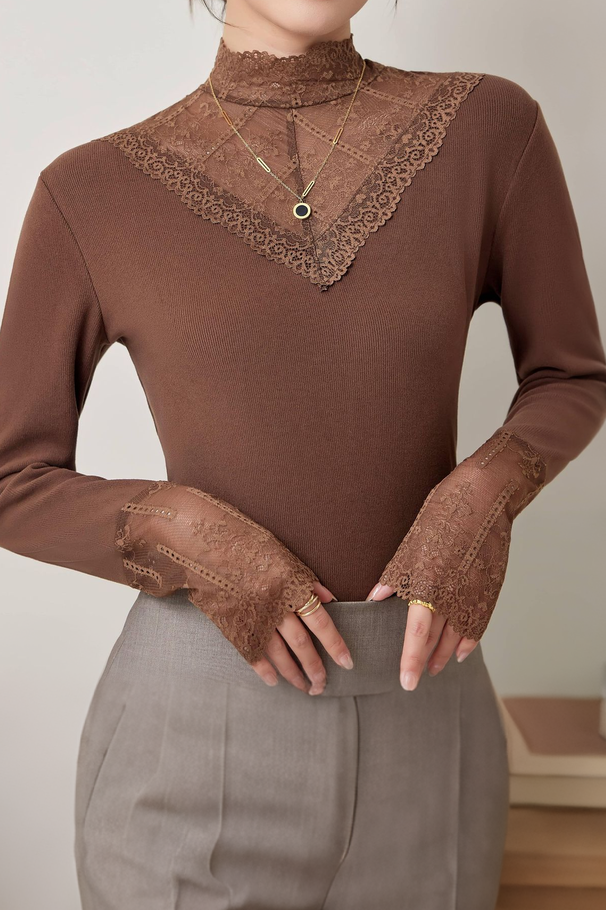 Exquisite Versatile Lace Long-Sleeve Undershirt