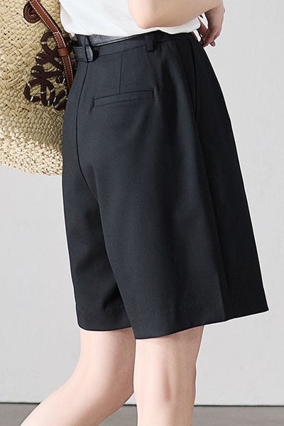 Casual straight-fit shorts suitable for office wear