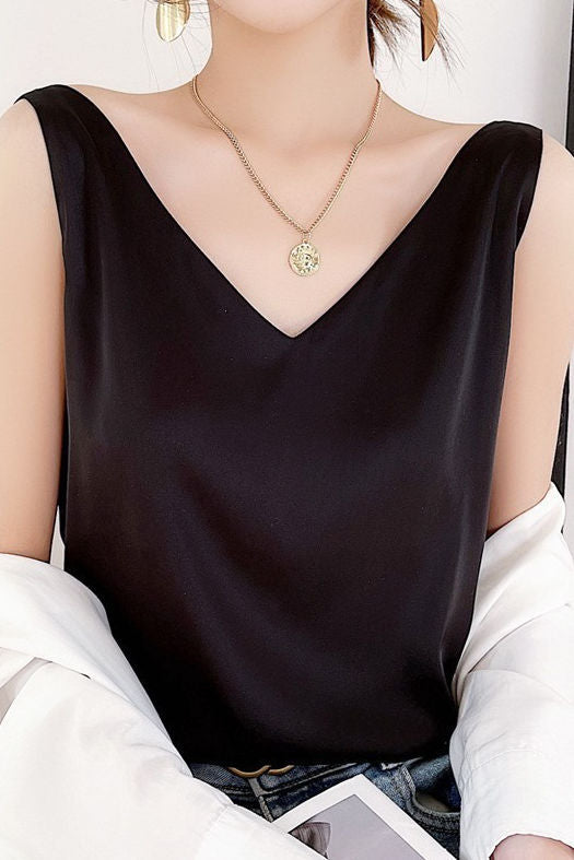 Double-shoulder strap fitted V-neck tank top
