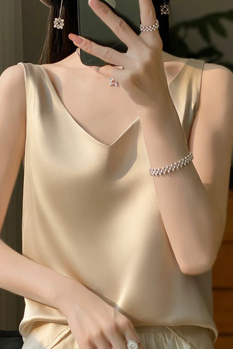 Double-shoulder strap fitted V-neck tank top