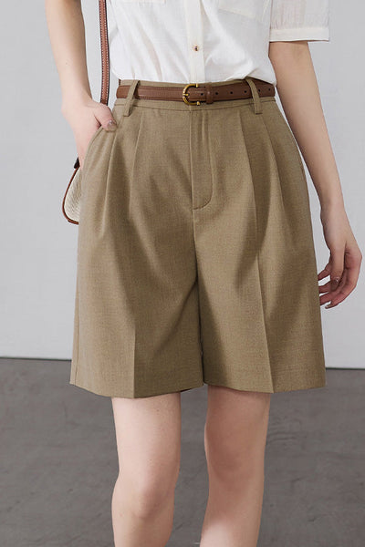 Casual straight-fit shorts suitable for office wear