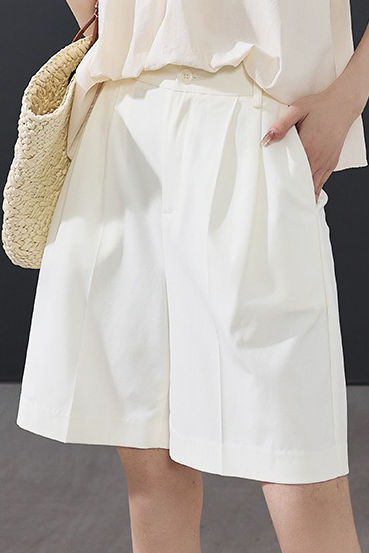 Casual straight-fit shorts suitable for office wear