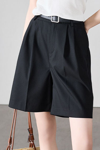 Casual straight-fit shorts suitable for office wear