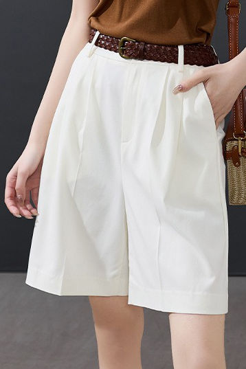 Casual straight-fit shorts suitable for office wear
