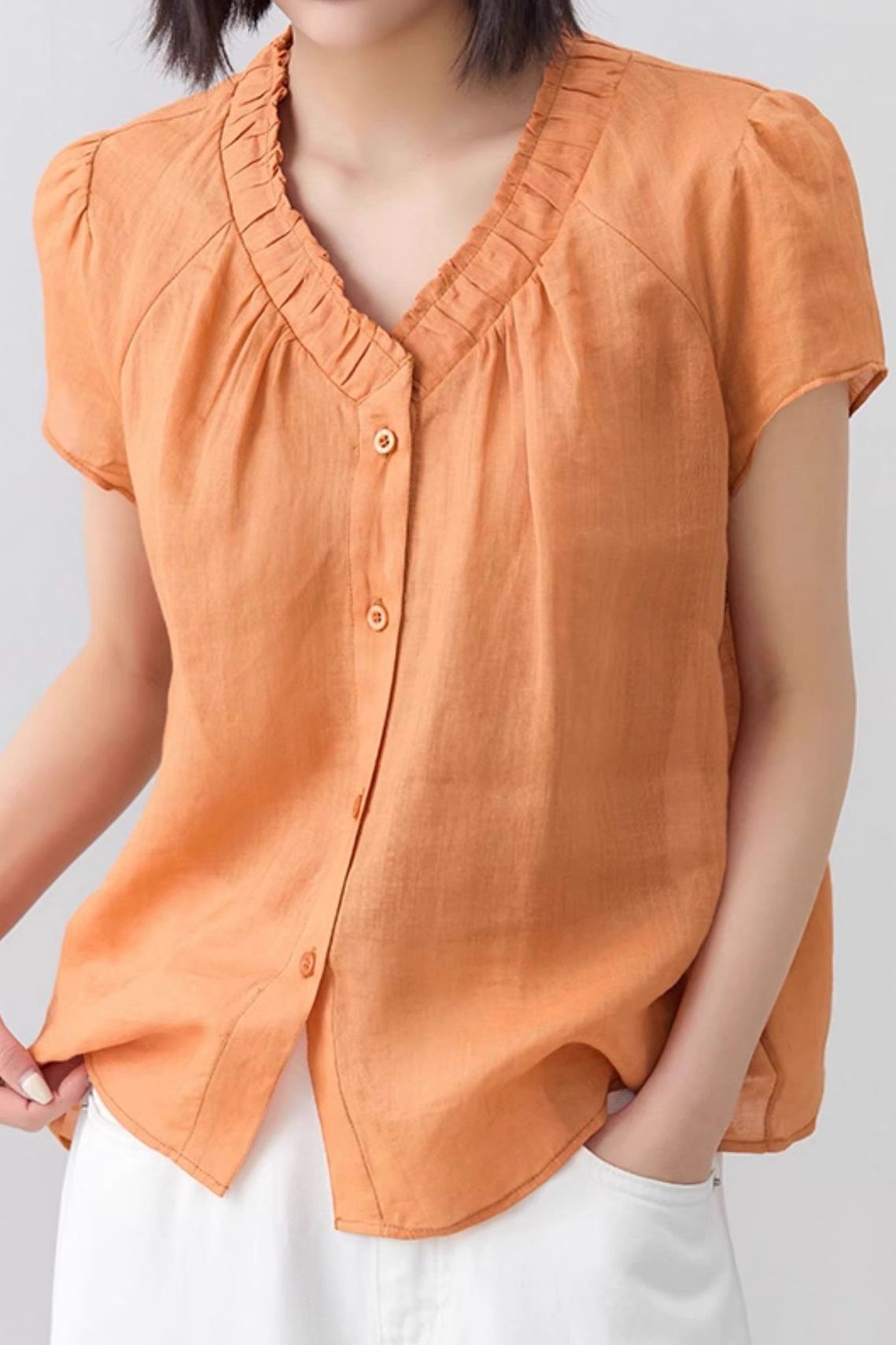 Casual V-neck gathered loose shirt.
