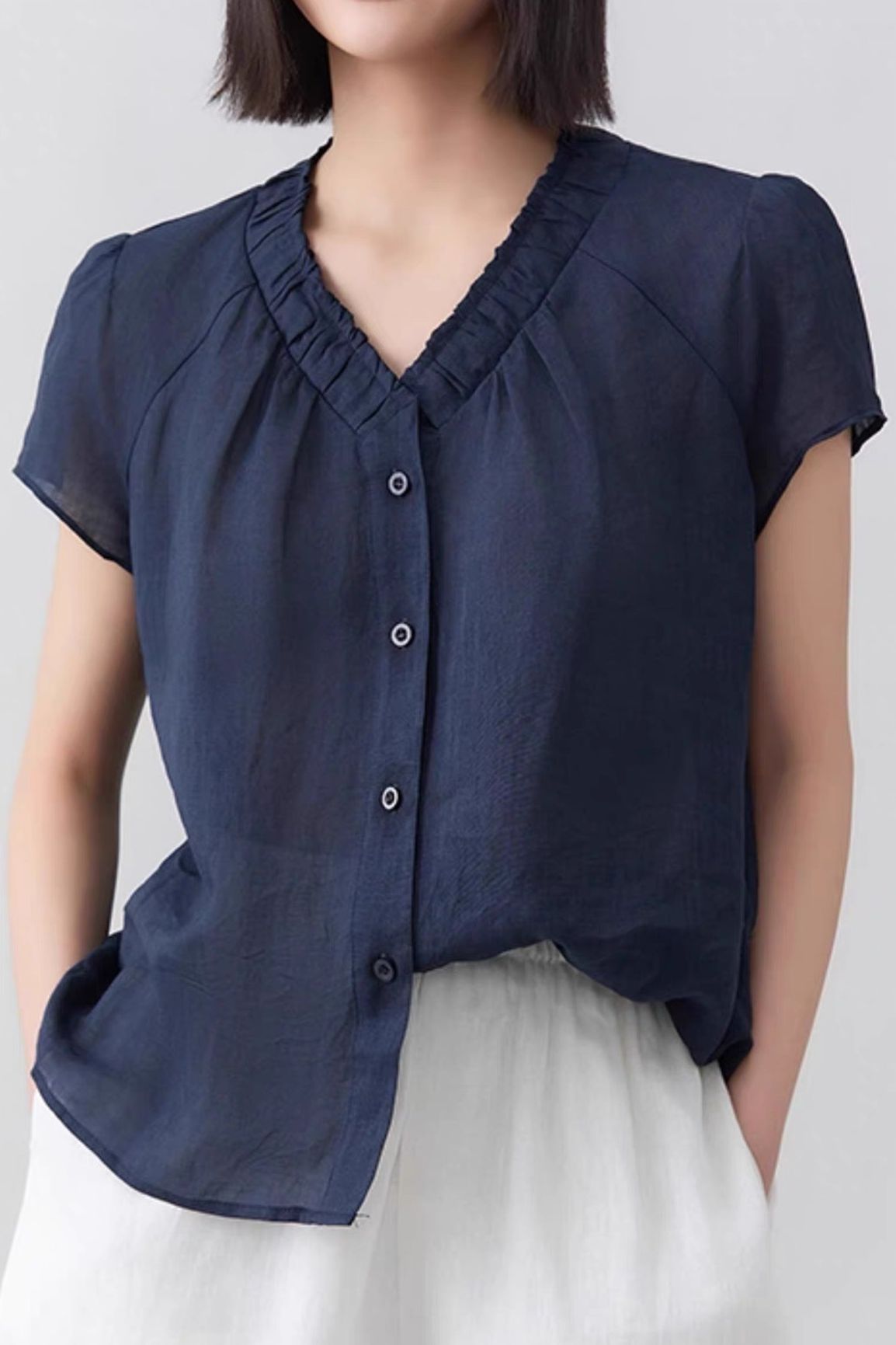 Casual V-neck gathered loose shirt.